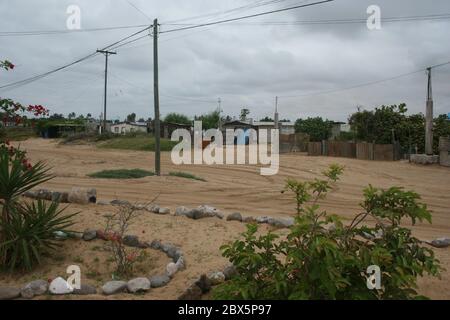 Unbefestigte Straßen in Puerto San Carlos, Baja California, Mexiko. Schmutzige und sandige Straßen in einem verlassenen Puerto San Carlos außerhalb der Saison. Stockfoto