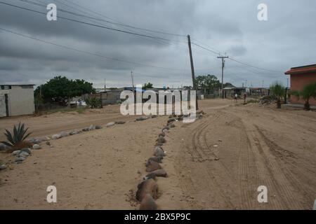 Unbefestigte Straßen in Puerto San Carlos, Baja California, Mexiko. Schmutzige und sandige Straßen in einem verlassenen Puerto San Carlos außerhalb der Saison. Stockfoto