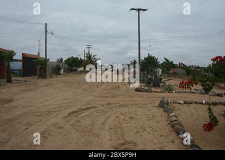 Unbefestigte Straßen in Puerto San Carlos, Baja California, Mexiko. Schmutzige und sandige Straßen in einem verlassenen Puerto San Carlos außerhalb der Saison. Stockfoto