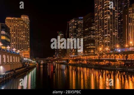 Chicago, Illinois USA – 16. Dezember 2017, Stadtbild des Chicago River bei Nacht (nur für redaktionelle Verwendung) Stockfoto