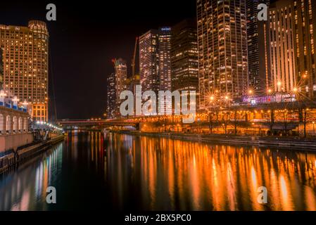 Chicago, Illinois USA – 16. Dezember 2017, Stadtbild des Chicago River bei Nacht (nur für redaktionelle Verwendung) Stockfoto