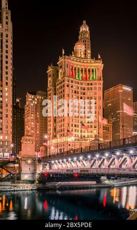 Chicago, Illinois USA – 16. Dezember 2017, Chicago River, DuSable Bridge at Night (nur für redaktionelle Verwendung) Stockfoto