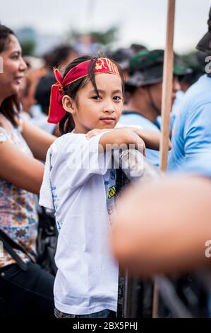 Ein wunderschönes philippinisches Mädchen sieht sich die religiöse Parade und die Feierlichkeiten beim Black Nazarene Festival in Manila, Philippinen, an. Stockfoto