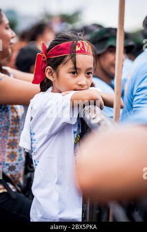 Ein wunderschönes philippinisches Mädchen sieht sich die religiöse Parade und die Feierlichkeiten beim Black Nazarene Festival in Manila, Philippinen, an. Stockfoto