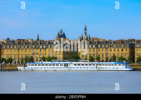 Blick auf die Altstadt von bordeaux, typisch, Gebäude von der anderen Seite des Flusses Garonne, Bordeaux, Frankreich Stockfoto