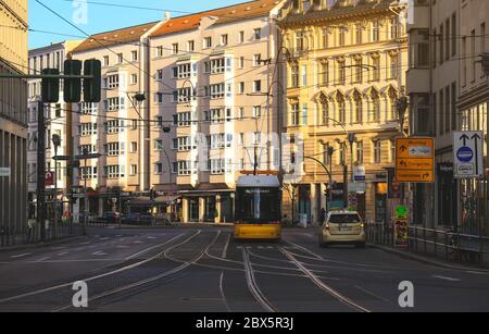 Berlin, Germnay - 2. Januar 2018 : Gelbe Straßenbahn der öffentlichen Verkehrsmittel, die durch die Stadt Berlin Deutschland führt Stockfoto