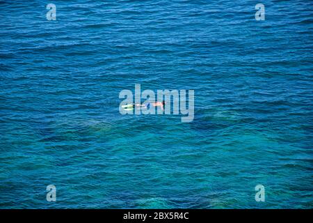 Der Mensch schwimmt auf der Oberfläche des blauen Ozeans in der Nähe von Catania, Sizilien Stockfoto