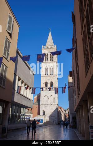 Fußgängerzone und Kathedrale von St. Anastasia Glockenturm in Zadar, Dalmatien, Kroatien Stockfoto