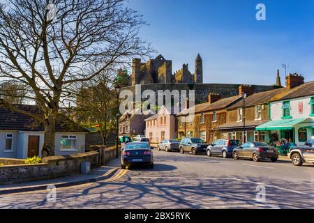 Cashel Stadt mit Rock of Cashel auf einem Hügel, County Tipperary, Irland Stockfoto