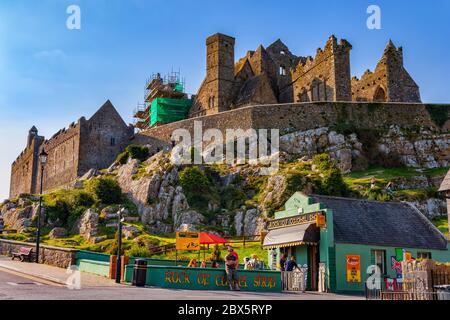 Rock of Cashel in Cashel Town, County Tipperary, Irland, mittelalterliches Wahrzeichen aus dem 12. Jahrhundert, Souvenirladen unten. Stockfoto