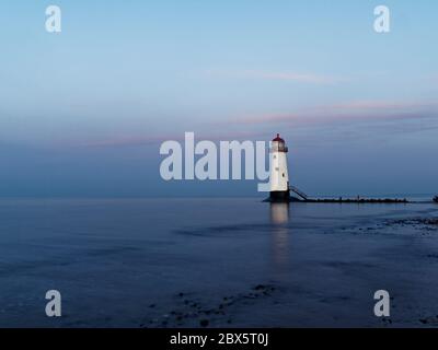 Der Punkt des Ayr Leuchtturms an einem sehr ruhigen Strand in Talacre, Nordwales gegen einen blauen und purpurnen Himmel bei Sonnenuntergang am neuen Jahr Tag Stockfoto