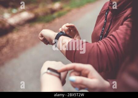 Junge Mädchen mit Smartwatch auf der Hand, moderne Technik Stockfoto