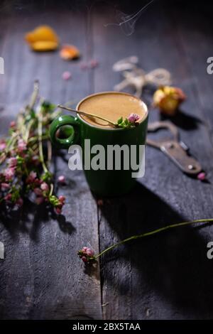 Morgen mit Kaffee.aromatisches Frühstück.gesunde Speisen und Getränke.Holztisch.Espresso. Stockfoto