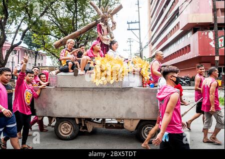 Tausende von philippinischen katholischen Gläubigen machen sich auf den Weg durch Manila Stadt für eine massive religiöse Parade namens das Fest des Schwarzen Nazareners. Stockfoto