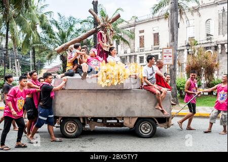 Tausende von philippinischen katholischen Gläubigen machen sich auf den Weg durch Manila Stadt für eine massive religiöse Parade namens das Fest des Schwarzen Nazareners. Stockfoto