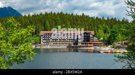 Berühmtes Eibsee Hotel in Grainau an der Zugspitze - GRAINAU, DEUTSCHLAND - 26. MAI 2020 Stockfoto