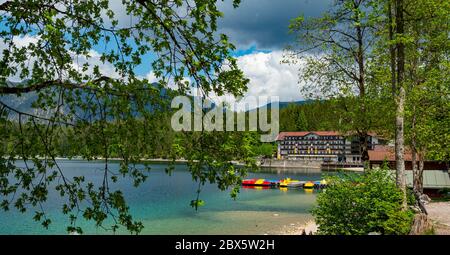 Berühmtes Eibsee Hotel in Grainau an der Zugspitze - GRAINAU, DEUTSCHLAND - 26. MAI 2020 Stockfoto