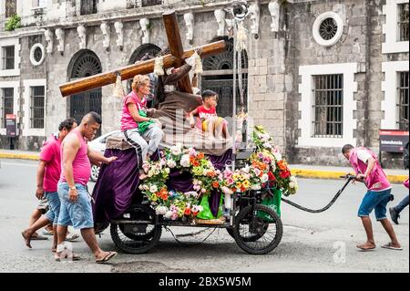 Tausende von philippinischen katholischen Gläubigen machen sich auf den Weg durch Manila Stadt für eine massive religiöse Parade namens das Fest des Schwarzen Nazareners. Stockfoto