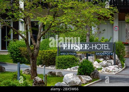 Berühmtes Eibsee Hotel in Grainau an der Zugspitze - GRAINAU, DEUTSCHLAND - 26. MAI 2020 Stockfoto