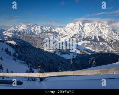 Panoramaficht auf die schneebedeckten Leogang Berge (rechts) und die Lofer Berge (links) in den Australischen alpen gegen blauen Himmel Stockfoto