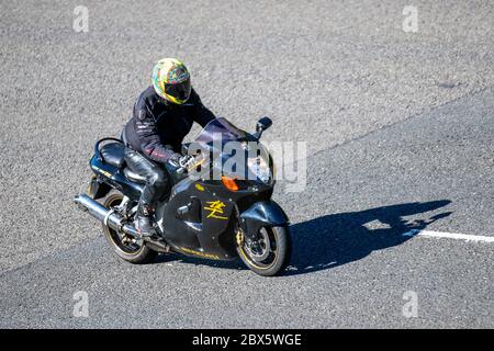 Suzuki Hayabusa GSX1300R; Motorradfahrer; zweirädriger Transport, Motorräder, Fahrzeug, Straßen, Motorräder, Radfahrer fahren auf der M6 Autobahn Chorley, Großbritannien Stockfoto