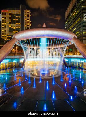 Singapur, Singapur - 13. FEBRUAR 2020: Die Quelle des Reichtums in der Suntec-Stadt in Singapur bei Nacht Stockfoto