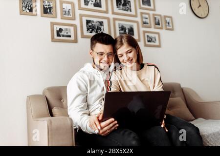 Junges Paar kommuniziert mit Familie über Video-Kommunikation zu Hause. Stockfoto