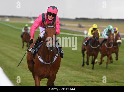 Oxted geritten von Cieren Fallon (links) gewinnt die Betway Abernant Stakes auf der Newmarket Racecourse. Stockfoto