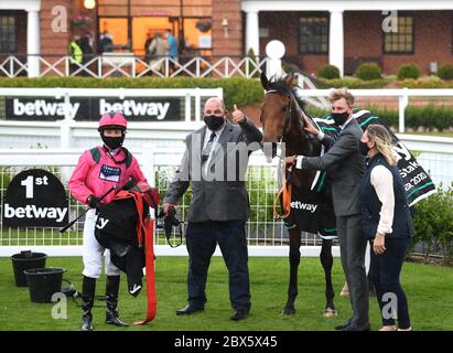 Oxted geritten von Cieren Fallon (links) nach dem Gewinn der Betway Abernant Stakes auf der Newmarket Racecourse. Stockfoto