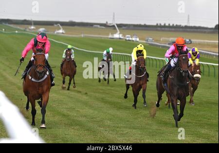 Oxted geritten von Cieren Fallon (links) gewinnt die Betway Abernant Stakes auf der Newmarket Racecourse. Stockfoto