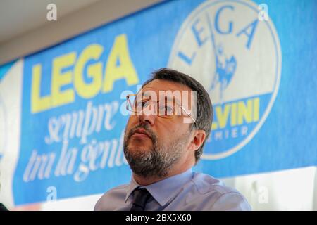 Matteo Salvini leder von der Liga, während der Pressekonferenz in der Villa Vittoria in Neapel                                Matteo Salvini leder von der Liga, während der Pressekonferenz in der Villa Vittoria in Neapel Stockfoto