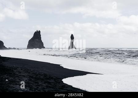 Sonnenaufgang am berühmten Black Sand Beach Reynisfjara in Island. Meereswellen. Stockfoto