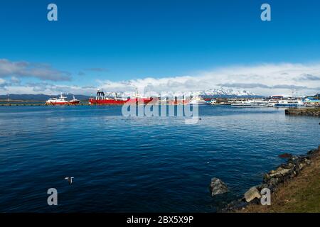 Ushuaia, Argentinien - 14. Oktober 2013: Blick auf den Beagle-Kanal vom Hafen der Stadt Ushuaia, in Terra del Fuego, Argentinien, Südamerika Stockfoto