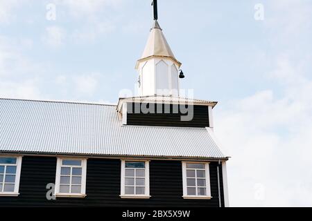 Schwarze Kirche in Island. Malerische Herbstlandschaft mit berühmten malerischen schwarzen Kirche Budir auf der Halbinsel Snaefellsnes in Island Stockfoto