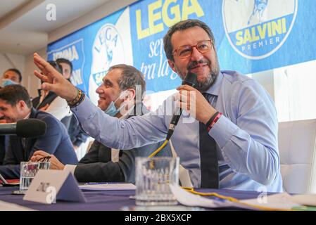 Matteo Salvini leder von der Liga, während der Pressekonferenz in der Villa Vittoria in Neapel                                Matteo Salvini leder von der Liga, während der Pressekonferenz in der Villa Vittoria in Neapel Stockfoto