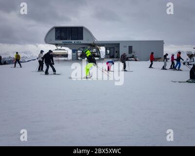 Vorderglemm, Österreich – xx. Januar 2019: Ankunft der Schönleiten Sesselbahn im Skigebiet Saalbach-Hinterglemm gegen bewölkten Himmel Stockfoto