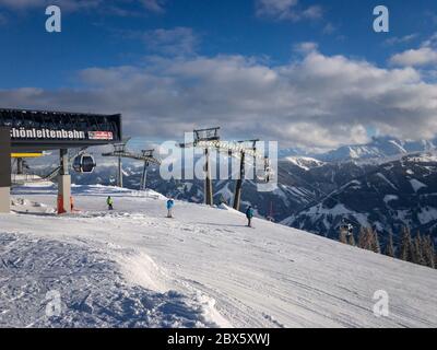 Vorderglemm, Österreich – 29. Januar 2019: Ankunft der Schönleiten-Seilbahn in der Region Saalbach-Hinterglemm vor blauem und bewölktem Himmel Stockfoto