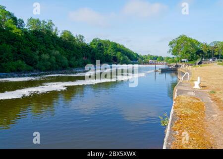 Am Kai am Fluss Trent in der Nähe von Gunthorpe Schleusen und Wehren an einem Frühlingsmorgen. Ein alter Kahn liegt neben dem Eingang der Schleuse Stockfoto