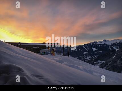 Vorderglemm, Österreich – 30. Januar 2019: Ankunft der Schönleiten-Seilbahn in der Region Saalbach-Hinterglemm gegen brennenden Himmel bei Sonnenuntergang Stockfoto