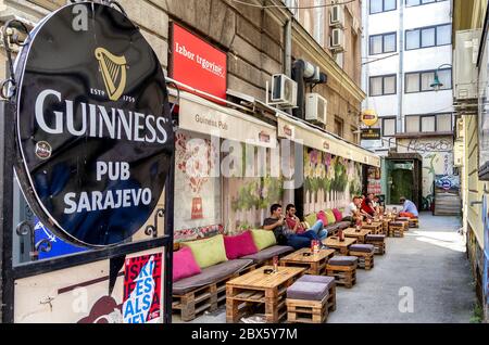 Menschen sitzen und ruhen auf der Bierterrasse der Ferhadija Fußgängerzone, in der Innenstadt von Sarajevo.Bosnien und Herzegowina. Stockfoto