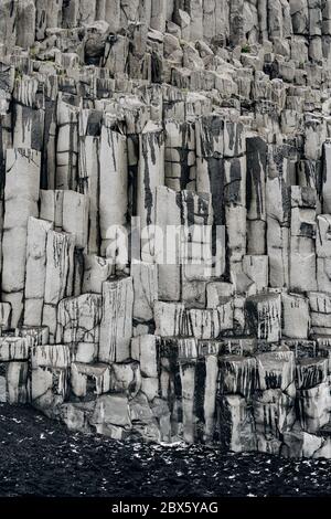 Nahaufnahme der Textur von Basaltsteinen am Strand von Vik, Island. Stockfoto