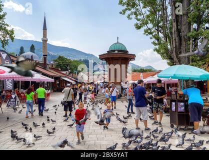 Bascarsija Platz mit Sebilj hölzernen Brunnen in der Altstadt von Sarajevo. Bascarsija ist das Symbol von Sarajevo, mit seiner orientalischen Architektur Stockfoto