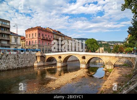 Die historische lateinische Brücke über den Fluss Miljacka in der Innenstadt von Sarajevo, Bosnien und Herzegowina. Stockfoto