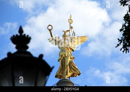 Siegessäule mit goldener Viktoria 'Goldelse' in Berlin-Tiergarten, großer Stern, Straße des 17. Juni Stockfoto