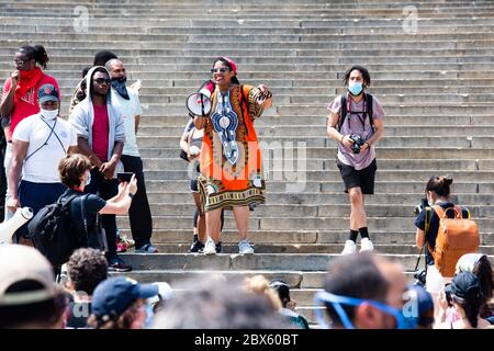 Philadelphia, PA / USA. Hunderte von Philadelphianern marschierten vom Kunstmuseum durch die Innenstadt, in Opposition zu fortgesetzter und historischer Polizeigewalt und forderten eine transformative Reaktion im ganzen Land. Juni 04 2020. Quelle: Christopher Evens / Alamy Live News Stockfoto