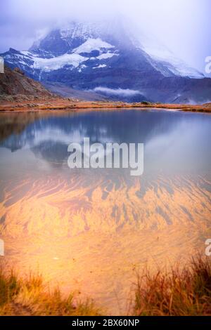 Bunte pink Sunrise und Reflexion der Matterhorn am Riffelsee See, Zermatt Switzerland Stockfoto