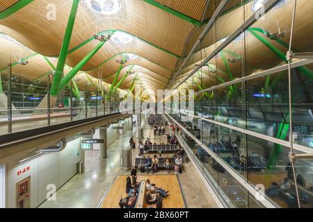 Madrid, Spanien 20. November 2019: Madrid Barajas Airport Satellite Terminal 4S MAD in Spanien. Stockfoto