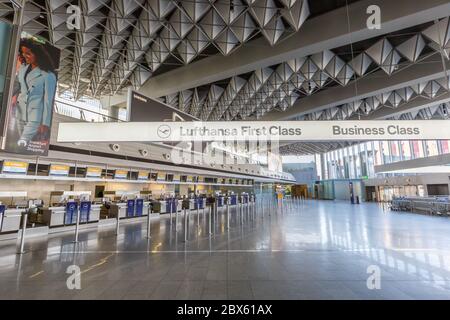 Flughafen Frankfurt: Terminal A mit Check-In - Maschinen, Lufthansa