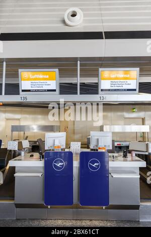 Frankfurt, Deutschland 7. April 2020: Lufthansa Check-in-Schalter am Frankfurter Flughafen FRA in Deutschland. Stockfoto