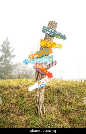 Wegweiser aus Holz. Bom Retiro, Santa Catarina, Brasilien. Stockfoto